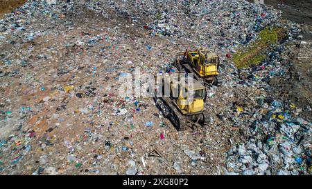 Luftaufnahme zweier Planierraupen, die auf einer großen Deponie arbeiten Stockfoto