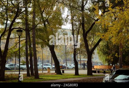 Tscheljabinsk Russland - 1. Oktober 2020. Platz auf der Lenin Avenue. Eine Person macht geschäftlich und die andere sitzt auf einer Bank Stockfoto