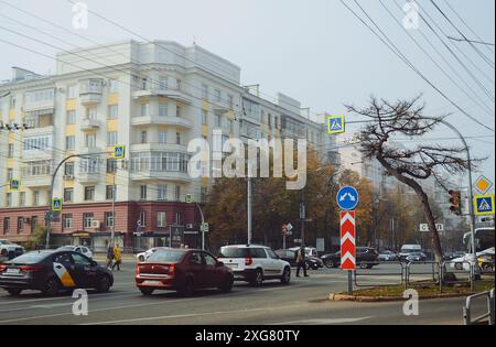 Tscheljabinsk, Russland - 1. Oktober 2020. Kreuzung Lenin Avenue und Krasnaya Street. Straßenverkehr von Autos und Menschen Stockfoto