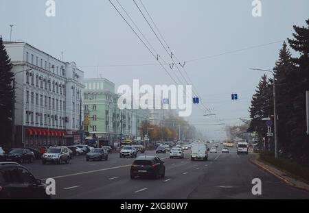 Tscheljabinsk, Russland - 1. Oktober 2020. Lenin Avenue. Starker Verkehr mitten am Tag Stockfoto