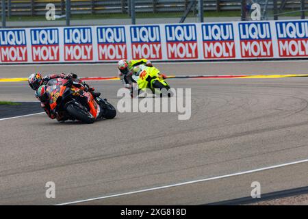 7. Juli 2024; Sachsenring, Hohenstein-Ernstthal, Sachsen, Deutschland; 2024, deutscher MotoGP, Renntag; Brad Binder, Marco Bezzecchi während des Rennens bei der deutschen MotoGP Stockfoto