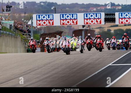 7. Juli 2024; Sachsenring, Hohenstein-Ernstthal, Sachsen, Deutschland; 2024, deutscher MotoGP, Renntag; das Rennen startet bei der deutschen MotoGP Stockfoto