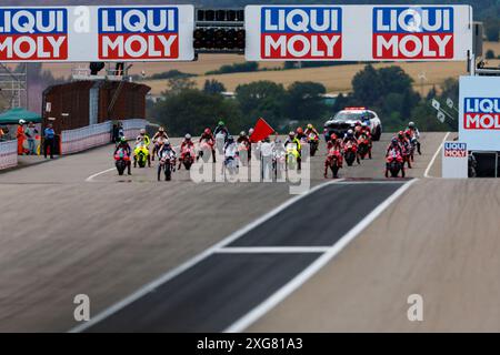 7. Juli 2024; Sachsenring, Hohenstein-Ernstthal, Sachsen, Deutschland; 2024, deutscher MotoGP, Renntag; das Rennen startet bei der deutschen MotoGP Stockfoto