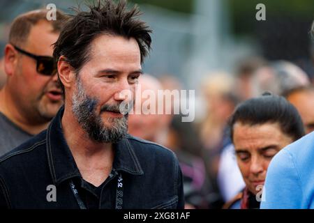 7. Juli 2024; Sachsenring, Hohenstein-Ernstthal, Sachsen, Deutschland; 2024, deutscher MotoGP, Renntag; Schauspieler Keanu Reeves in der Startaufstellung vor dem Rennen bei der deutschen MotoGP Stockfoto