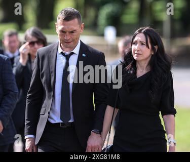 Kevin Sinfield seine Frau Jayne Sinfield verlässt Pontefract Crematorium nach Rob CBE Burrow Beerdigung im Pontefract Crematorium, Pontefract, Vereinigtes Königreich, 7. Juli 2024 (Foto: Mark Cosgrove/News Images) Stockfoto