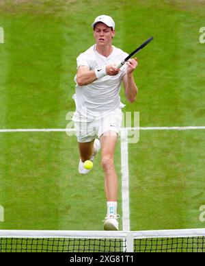 Jannik Sinner im Kampf gegen Ben Shelton am siebten Tag der Wimbledon Championships 2024 im All England Lawn Tennis and Croquet Club in London. Bilddatum: Sonntag, 7. Juli 2024. Stockfoto