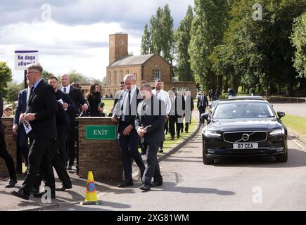 Trauer verließen das Pontefract Crematorium in West Yorkshire nach der Beerdigung für den ehemaligen Leeds Rhinos Spieler Rob Burrow. Bilddatum: Sonntag, 7. Juli 2024. Stockfoto