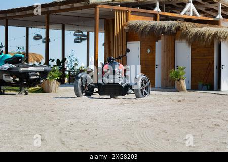 Mamaia, Constanta, Rumänien - 8. September 2023: Stranddreirad am Schwarzmeerstrand. Stockfoto