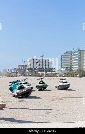 Mamaia, Constanta, Rumänien - 8. September 2023: Jetskis am Strand mit einem Hotel im Hintergrund. Selektiver Fokus Stockfoto