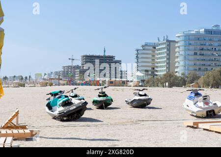 Mamaia, Constanta, Rumänien - 8. September 2023: Jetskis am Strand mit einem Hotel im Hintergrund. Selektiver Fokus Stockfoto