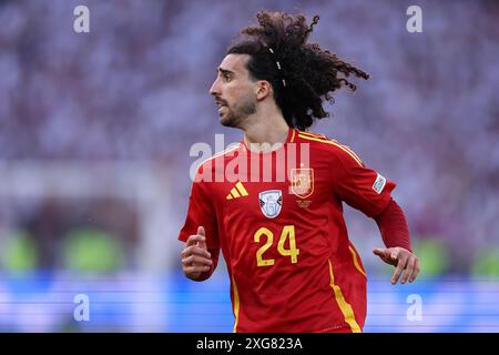 Marc Cucurella aus Spanien sieht beim Viertelfinalspiel der UEFA Euro 2024 zwischen Spanien und Deutschland an. Stockfoto