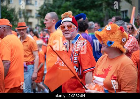 06.07.2024, Berlin, Deutschland, Europa - Fans der niederlaendischen Fussballnationalmannschaft feiern auf einem Fanwalk vor dem Viertelfinal-Spiel gegen die Tuerkei waehrend der Fussball-Europameisterschaft UEFA EURO 2024. *** 06 07 2024, Berlin, Deutschland, Europa Fans der niederländischen Fußballnationalmannschaft feiern auf einem Fanspaziergang vor dem Viertelfinalspiel gegen die Türkei während der Fußball-Europameisterschaft UEFA EURO 2024 Stockfoto