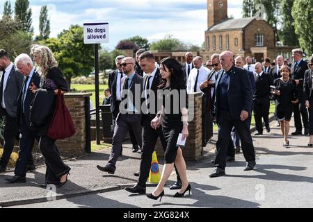 Kevin Sinfield seine Frau Jayne Sinfield verlässt Pontefract Crematorium nach Rob CBE Burrow Beerdigung im Pontefract Crematorium, Pontefract, Vereinigtes Königreich, 7. Juli 2024 (Foto: Mark Cosgrove/News Images) Stockfoto