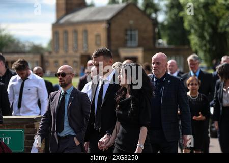 Kevin Sinfield seine Frau Jayne Sinfield verlässt Pontefract Crematorium nach Rob CBE Burrow Beerdigung im Pontefract Crematorium, Pontefract, Vereinigtes Königreich, 7. Juli 2024 (Foto: Mark Cosgrove/News Images) Stockfoto