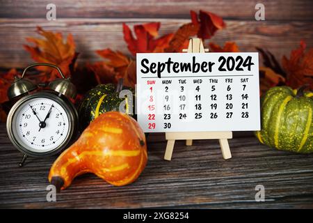 Monatskalender September 2024 mit Ahornblatt auf hölzernem Hintergrund Stockfoto