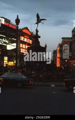 London Pavilion Cinema / Filmtheater im Piccadilly Circus im August 1974 mit JAMES BOND Double Bill of LIVE AND LET DIE (1973) mit ROGER MOORE und ON HER MAJESTY's SECRET SERVICE (1969) mit GEORGE LAZENBY Eon Productions / United Artists Stockfoto