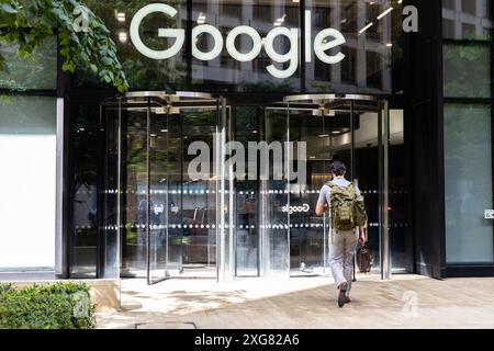 Eine Nahaufnahme eines Mannes, der den Eingang des Google London HQ 6 Pancras Sq London England UK betritt Stockfoto