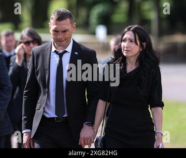 Pontefract, Großbritannien. Juli 2024. Kevin Sinfield seine Frau Jayne Sinfield verlässt das Pontefract Crematorium nach der Beerdigung von Rob CBE Burrow im Pontefract Crematorium, Pontefract, Großbritannien, 7. Juli 2024 (Foto: Mark Cosgrove/News Images) in Pontefract, Großbritannien, 7. Juli 2024. (Foto: Mark Cosgrove/News Images/SIPA USA) Credit: SIPA USA/Alamy Live News Stockfoto