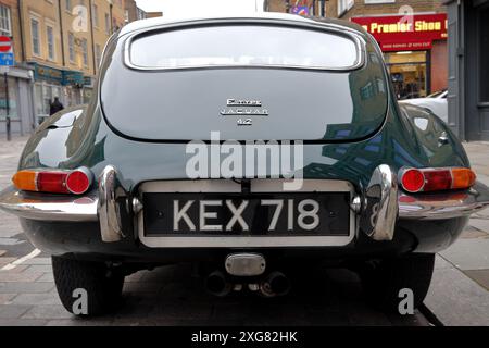 Der Jaguar E-Type oder der Jaguar XK-E für den nordamerikanischen Markt, ein britischer Mittelmotor-Sportwagen, der von Jaguar Cars Ltd. Hergestellt wurde Stockfoto