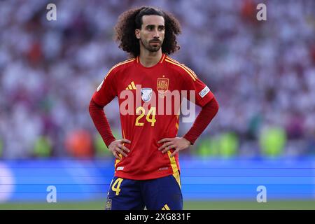 Marc Cucurella aus Spanien sieht beim Viertelfinalspiel der UEFA Euro 2024 zwischen Spanien und Deutschland am 5. Juli 2024 in der Arena Stuttgart an. Stockfoto