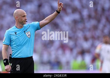 Anthony Taylor, offizieller Schiedsrichter, gibt beim Viertelfinalspiel der UEFA Euro 2024 zwischen Spanien und Deutschland am 5. Juli 2024 in der Arena Stuttgart Gesten. Stockfoto