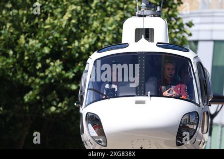 London 7. Juli 2024 Tom Cruise steuerte Helikopter und landete mit Christopher McQuarrie in London, nachdem er an der Formel 1 des britischen Grand Prix teilgenommen hatte. Credit: Anfisa Polyushkevych/Alamy Live News Stockfoto