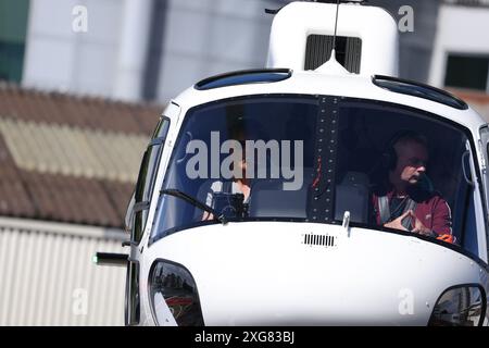 London 7. Juli 2024 Tom Cruise steuerte Helikopter und landete mit Christopher McQuarrie in London, nachdem er an der Formel 1 des britischen Grand Prix teilgenommen hatte. Credit: Anfisa Polyushkevych/Alamy Live News Stockfoto