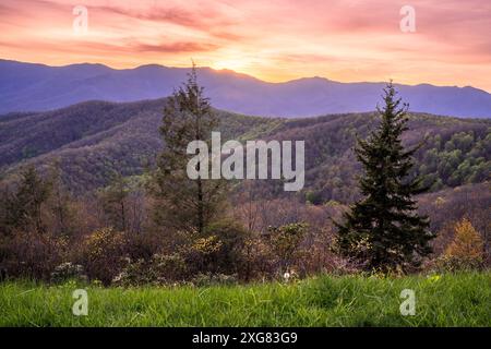Wunderschöne Landschaft bei Sonnenuntergang über den Blue Ridge Mountains in North Carolina Stockfoto