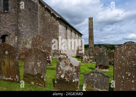 Das seltene angelsächsische Kreuz steht auf dem Gelände der St. Cuthbert Church, Cumberland, Großbritannien Stockfoto