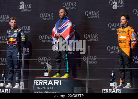 Mercedes-Pilot Lewis Hamilton (Mitte) feiert auf dem Podium nach dem Sieg des Großen Preises von Großbritannien, allein mit dem zweitplatzierten Red Bull Racing-Fahrer Max Verstappen und dem drittplatzierten McLaren's Lando Norris (rechts) auf dem Silverstone Circuit in Northamptonshire. Bilddatum: Sonntag, 7. Juli 2024. Stockfoto