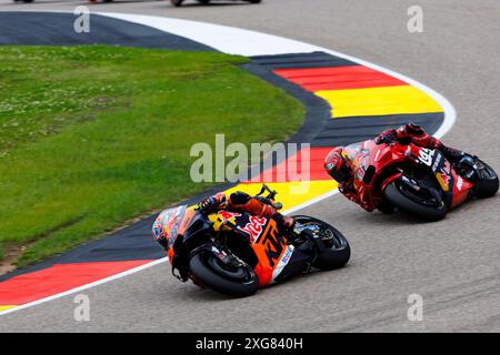 7. Juli 2024; Sachsenring, Hohenstein-Ernstthal, Sachsen, Deutschland; 2024, deutscher MotoGP, Renntag; Jack Miller, Augusto Fernandez während des Rennens bei der deutschen MotoGP Stockfoto