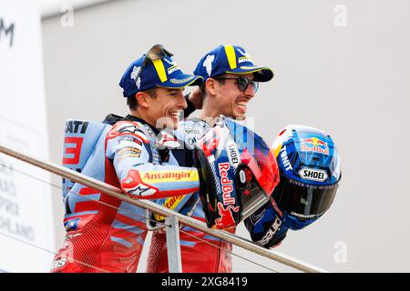 7. Juli 2024; Sachsenring, Hohenstein-Ernstthal, Sachsen, Deutschland; 2024, deutscher MotoGP, Renntag; Marc Marquez und Alex Marquez auf dem Podium nach dem Rennen bei der deutschen MotoGP auf Platz 2 und 3 Stockfoto