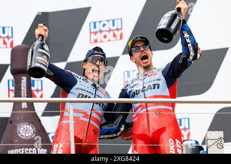 7. Juli 2024; Sachsenring, Hohenstein-Ernstthal, Sachsen, Deutschland; 2024, deutscher MotoGP, Renntag; Marc Marquez und Alex Marquez auf dem Podium nach dem Rennen bei der deutschen MotoGP auf Platz 2 und 3 Stockfoto