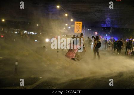 Tel Aviv, Israel. Juli 2024. Die israelische Polizei sprüht während der Demonstration mit Wasserkanonen auf Demonstranten, die den Ayalon Highway blockieren. Mehr als 100.000 Israelis demonstrierten in Kaplan mit Geiselfamilien gegen Premierminister Benjamin Netanjahu und forderten einen sofortigen Geiselvertrag und Waffenstillstand. Während der Kundgebung blockierten Demonstranten den Ayalon Highway und wurden von einer Wasserkanone der Polizei zerstreut. Quelle: SOPA Images Limited/Alamy Live News Stockfoto