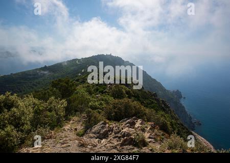 Altes Semaphor unter bewölktem Himmel, Cap Sicié, La Seyne sur Mer, Var, Frankreich Stockfoto