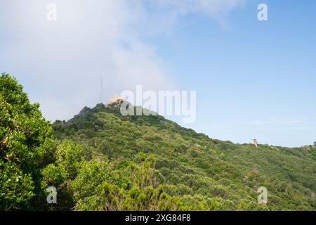 Notre-Dame du Mai, Cap Sicié, La Seyne sur Mer, Var, Frankreich. Malerische Kirche mit herrlichem Blick über das Meer und die Hügel. Stockfoto