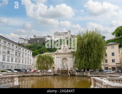 Salzburg, Österreich. 30. Juni 2024. Der Kapitelbrunnen im Stadtzentrum Stockfoto