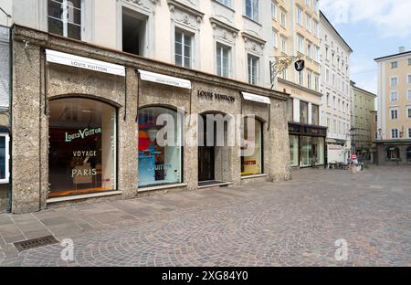 Salzburg, Österreich. 30. Juni 2024. Das Luxusmarkengeschäft Luois Vuitton im Stadtzentrum Stockfoto