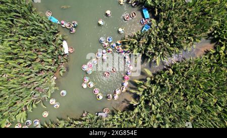 Touristen nehmen an der Bootstour mit dem Coconut Forest Basket in Hoi an, vietnam Teil. Das bsaket-Boot, auch vietnamesische Korakel genannt, ist eines der lokalen kleinen runden Stockfoto