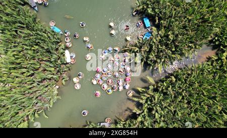 Touristen nehmen an der Bootstour mit dem Coconut Forest Basket in Hoi an, vietnam Teil. Das bsaket-Boot, auch vietnamesische Korakel genannt, ist eines der lokalen kleinen runden Stockfoto