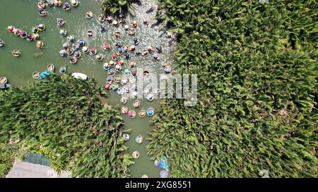 Touristen nehmen an der Bootstour mit dem Coconut Forest Basket in Hoi an, vietnam Teil. Das bsaket-Boot, auch vietnamesische Korakel genannt, ist eines der lokalen kleinen runden Stockfoto
