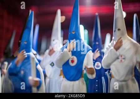 Nahaufnahme der Nazarenos-Figuren in einem Objektgeschäft der Karwoche in Sevilla, Spanien, mit traditioneller spanischer Osterprozession. Stockfoto