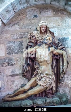 Eine detaillierte Ansicht der Skulpturengruppe der Pieta aus dem 17. Jahrhundert in der Kirche Nuestra Senora del Manto in Riaza, Segovia, Spanien. Stockfoto