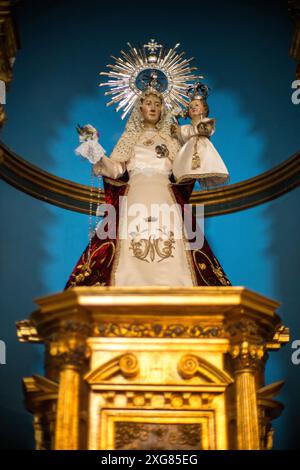 Die Statue Nuestra Senora del Manto befindet sich in der Kirche in Riaza, Segovia, Spanien und zeigt komplexe religiöse Kunst aus dem 15. Jahrhundert. Stockfoto