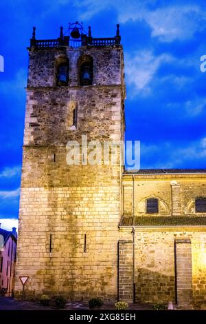 Blick auf die historische Kirche Nuestra Senora del Manto, ein Gebäude aus dem 15. Jahrhundert, in Riaza, Segovia, Spanien, in der Dämmerung festgehalten. Stockfoto