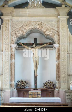 Detaillierte Innenansicht der gekreuzigten Christusstatue aus dem 15. Jahrhundert in der Kirche Nuestra Senora del Manto in Riaza, Segovia, Spanien. Stockfoto