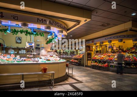 Langbelichtungsfoto mit dem lebhaften und geschäftigen Mercado de la Encarnacion in Sevilla, Spanien. Der Markt ist gefüllt mit frischen Produkten und Stockfoto