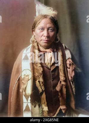 Porträt von Jicarilla Indian man um 1905 von Edward Curtis coloriert und restauriert. Stockfoto