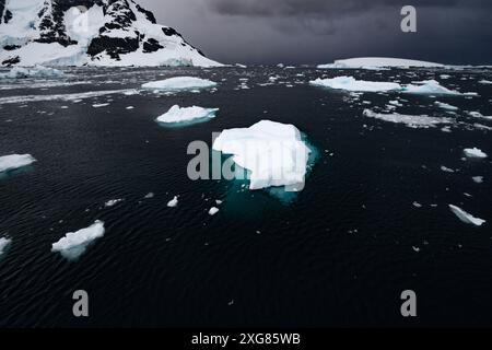 Segeln durch den Lemaire-Kanal, bekannt als „Kodak Gap“, antarktische Halbinsel. Stockfoto