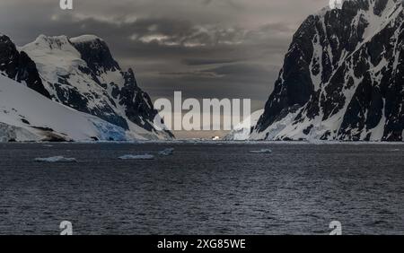 Segeln durch den Lemaire-Kanal, bekannt als „Kodak Gap“, antarktische Halbinsel. Stockfoto